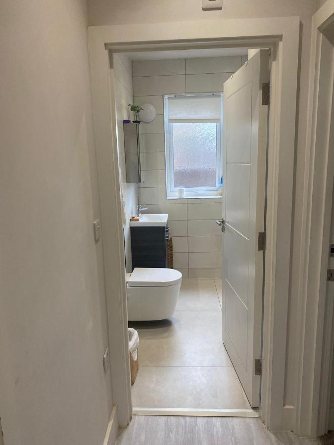 Deluxe Single Room Only For One Adult Northolt (Greater London) Exterior foto